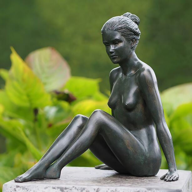 Sitzende Akt Frauenstatue als Gartendeko aus Bronzeguss - Amadela