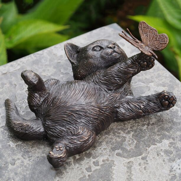 Katzenwelpe spielt mit Schmetterling - Lebensgroe Bronze Tierfigur - Katzenwelpe Kitta