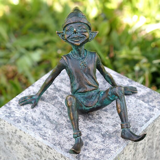 Kleiner Kobold sitzt und lacht - mystische Gartenfigur aus Bronze - Pixie Lizzi