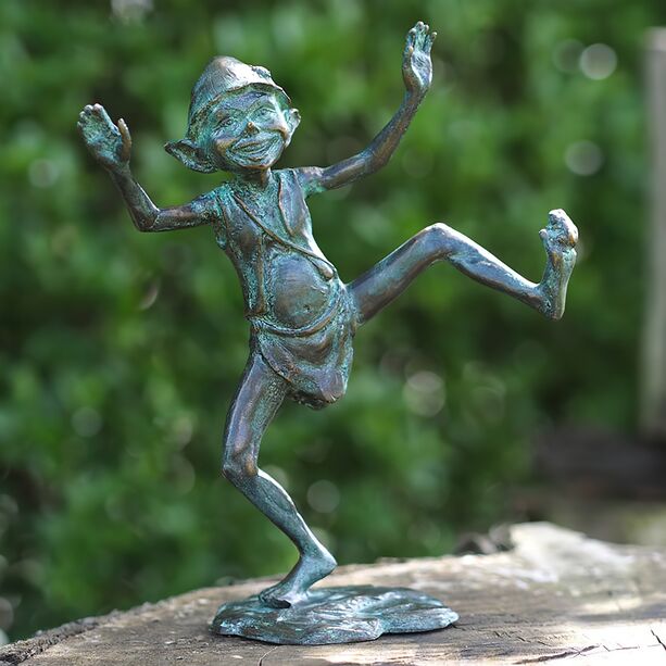 Tanzende Kobold Gartenfigur aus Bronze mit grüner Patina - Pixie Jippi