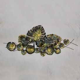 Florales Wandrelief aus Metall mit Goldapplikationen -...