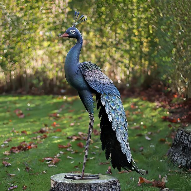 Pfau steht im Garten - Farbige Vogelskulptur aus Metall - Pfau Leroy