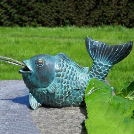 Klassischer Bronze Fisch als Wasserspeier mit türkiser...