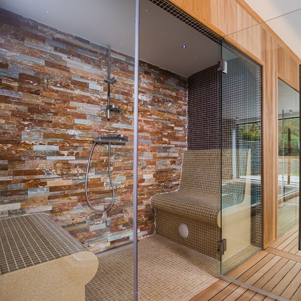 Edles Indoor Dampfbad mit Naturstein Wand und Mosaik Sitzbnken - Chavi