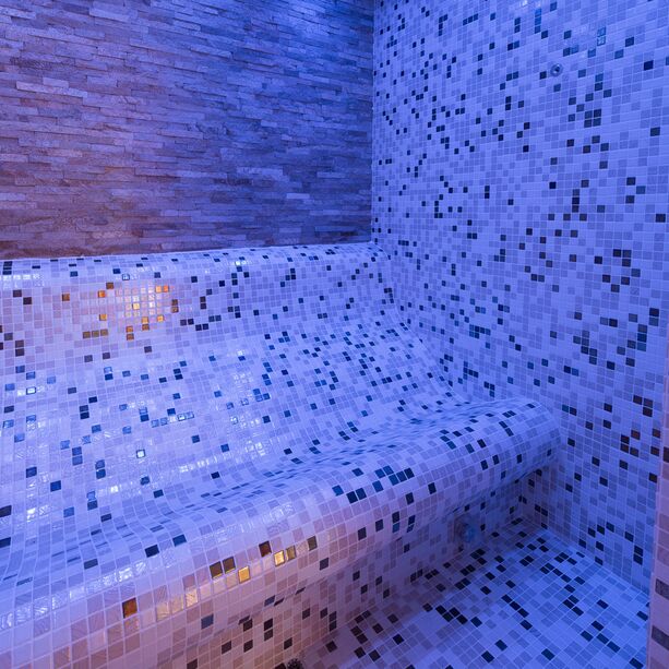 Edles Indoor Dampfbad mit Naturstein Wand und Mosaik Sitzbnken - Chavi