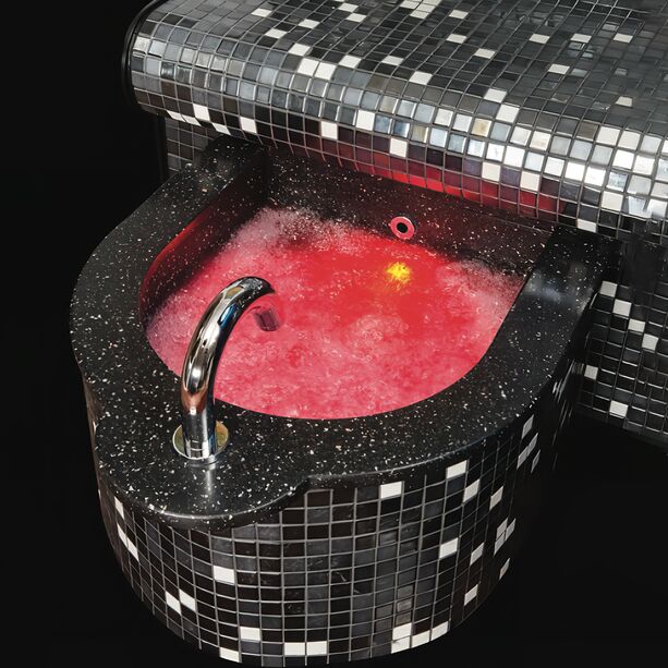 Beleuchtetes Fubad zur Entspannung mit Mosaikfliesen und Sitzbank fr privaten Gebrauch - Madu