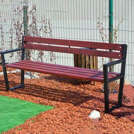 Minimalistische Sitzbank aus Holz und Metall für Garten...