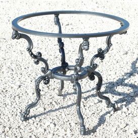 Rundes Tischgestell aus Gusseisen im romantischen Design...