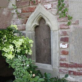 Antikes Ruinenfenster aus Stein mit Dreiblatt - einfach -...