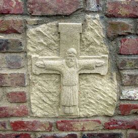 Gartenmauer Zierstein mit Kreuz und Jesusfigur - Crucihall