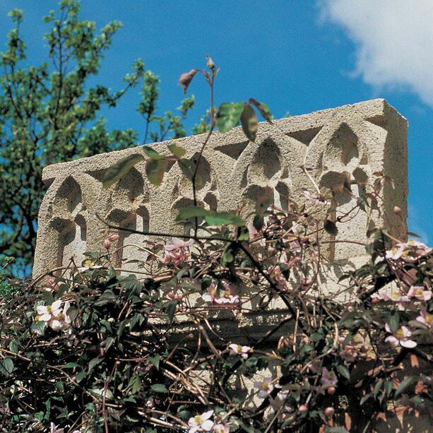 Groer Zierstein mit antiken Ornamenten fr Ruinenmauern - Alphoro Castle