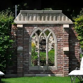 Ruinenmauer antik mit bodennahem Fenster und Ziersteinen...