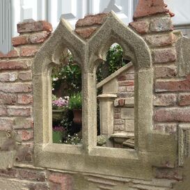 Groes Ruinenfenster aus Steinguss mit Dreiblatt -...