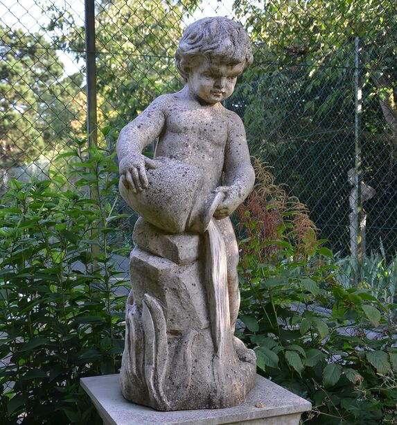 Gartenfigur mit Putte aus Stein - Elementum Aqua