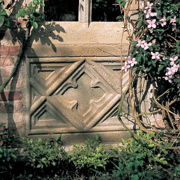 Antiker Zierstein fr Ruinenmauern mit Ornament - Liljana Hall
