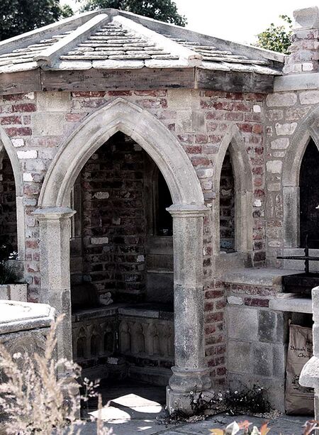 Geschlossener Ruinen Gartenpavillon - antik - mit Fenstern - Runcorn House