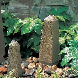 Klassischer Stein Obelisk als Wasserspeier - Obelida / 66cm (H); 19kg
