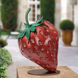 Groe Gartenskulptur aus Bronze - Rote Erdbeere -...