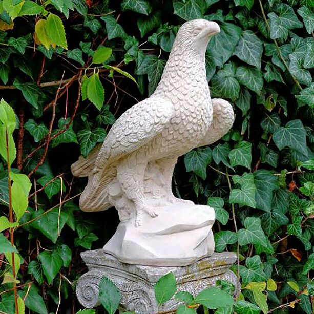 Kunstvolle Vogelfigur für den Garten - Falke sitzt auf Stein - Vincenzo