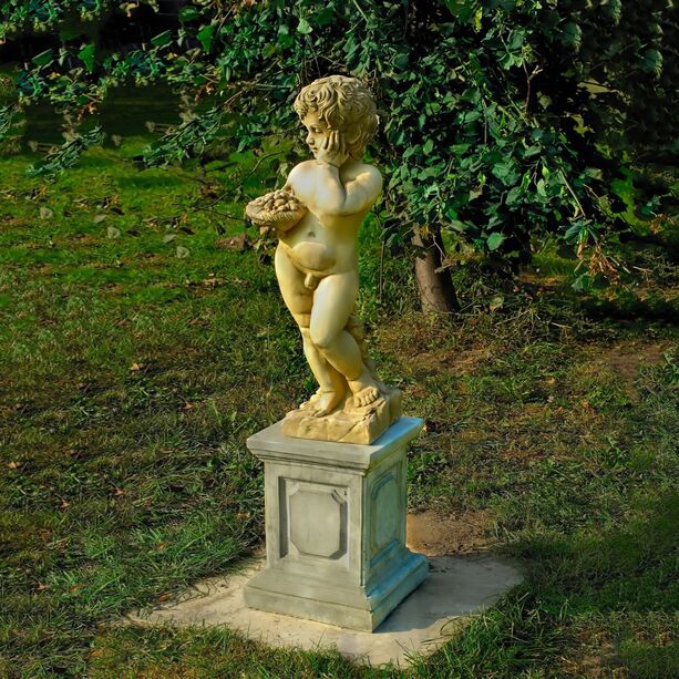 Kunstvolle Amorfigur aus Steinguss für den Garten mit Obstkorb - Nicolo