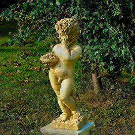 Kunstvolle Amorfigur aus Steinguss für den Garten mit...