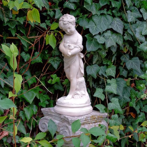 Kleine Gartenstatue aus Steinguss - Kind mit Vögeln - Daniel