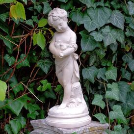 Kleine Gartenstatue aus Steinguss - Kind mit Vgeln - Daniel