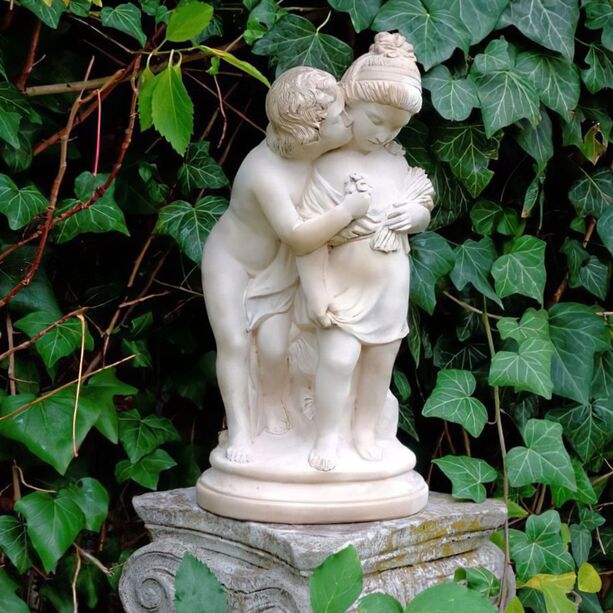 Liebendes Prchen - dekorative Gartenstatue aus Steinguss - Claudio & Flavia