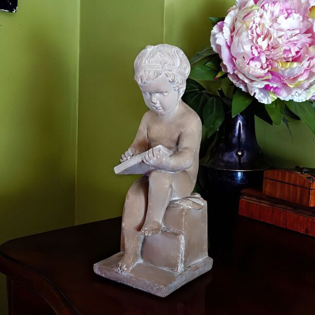 Schreibender Junge - Sitzende Kinder Skulptur aus Steinguss - Patrizio