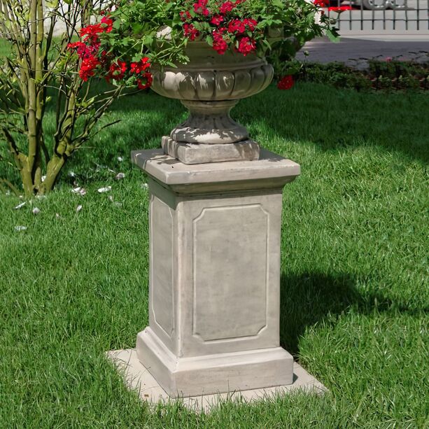Elegantes Stein Podest für den Garten - eckig - Graziano