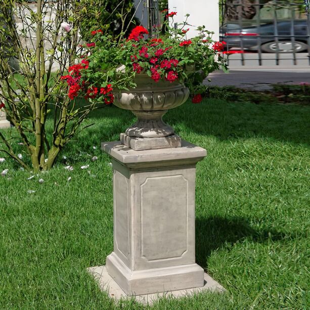 Elegantes Stein Podest für den Garten - eckig - Graziano
