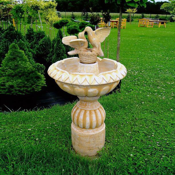 Romantische Steinguss Fontäne für den Garten mit Taubenpaar - Simona