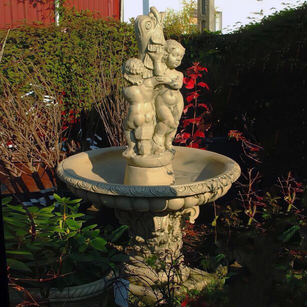 Putten Skulpturen mit Fisch auf einzigartigem Garten Springbrunnen - Ilario