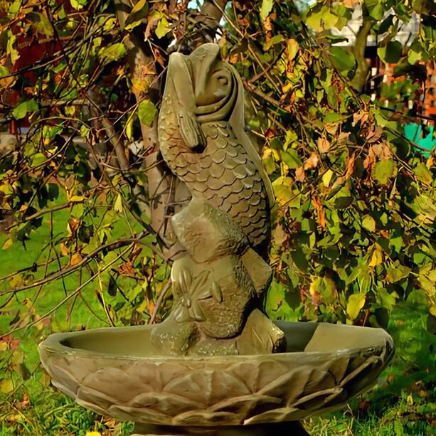 Dekorativer Steinguss Gartenbrunnen auf Säule mit Wasserspeier Fischskulptur - Cesare