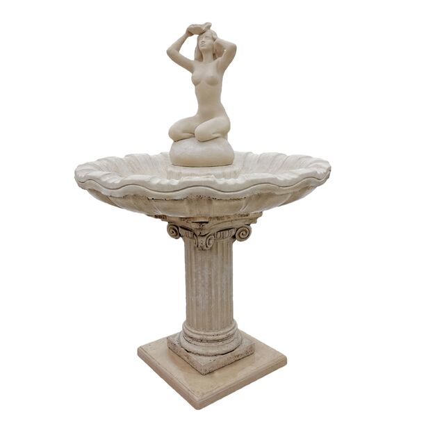 Griechischer Brunnen für den Garten mit badender Frau als Wasserspiel Figur - Lisa
