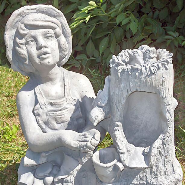 Dekorativer Gartenbrunnen aus Steinguss mit Pumpe - Mdchen fttert Vgel - Matilde