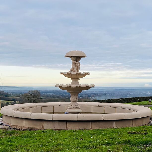 Schlichte Brunnen Einfassung aus Steinguss fr Gartenbrunnen - Confina