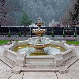 Kaskadenbrunnen mit blütenförmigen Schalen - Brunnen...