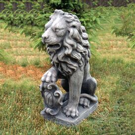 Steinl�we mit Schild auf der rechten Seite - Deko Gartenfigur aus Steinguss - Levi / Tyrolia