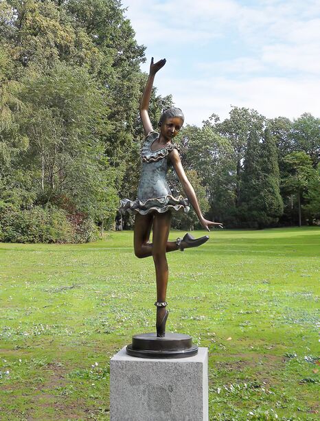 Edle Bronze Gartenskulptur mit Ballerina - Jade