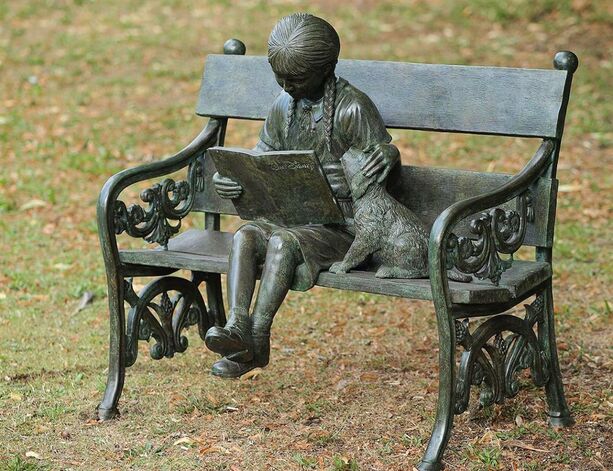 Bronze Gartenfigur Mädchen mit Hund auf Bank - Isabelle