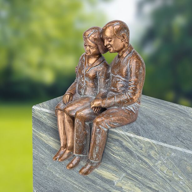 Romantische Bronze Dekofigur Ehepaar sitzt - Hnde haltend - Kelemara Prino