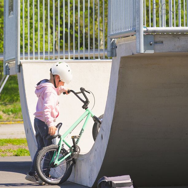 Halfpipe aus Beton für den Skatepark mit Geländern - Mighty Mini