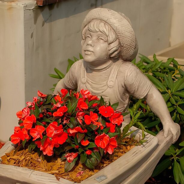 Bepflanzbare Dekoskulptur aus Steinguss - Junge mit Schubkarre - Evoida
