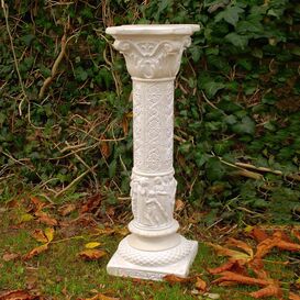Dekorative Sule mit floraler Struktur fr den Garten aus...