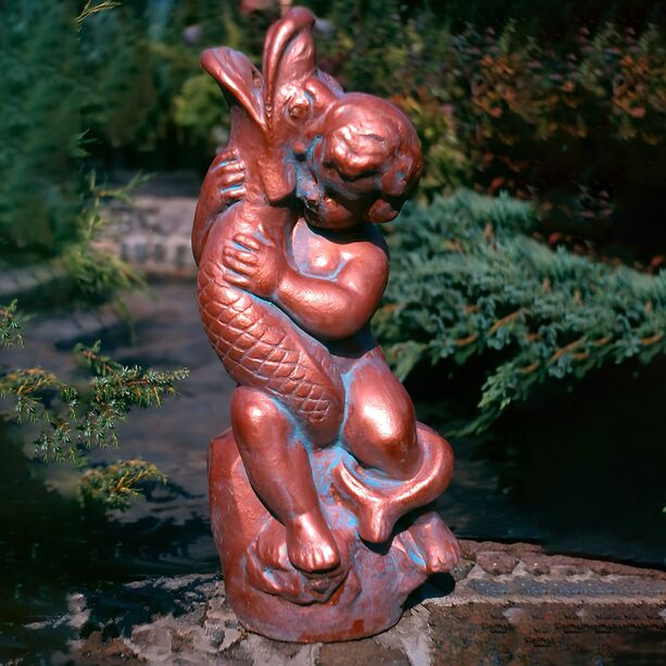 Wasserspeier Figur aus Steinguss fr die Teich Gestaltung - Junge hlt Fisch - Itys