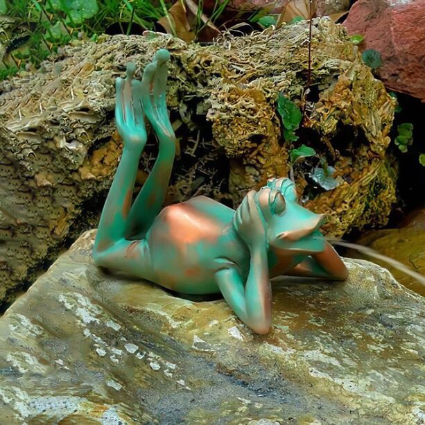 Dekorative Frosch Speier Figur auf Stein für den Garten - Minas