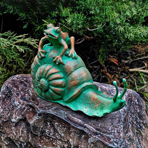Wasserspeiender Frosch sitzt auf Schnecke - Steinguss Wasserspeier fr den Garten - Galaktion