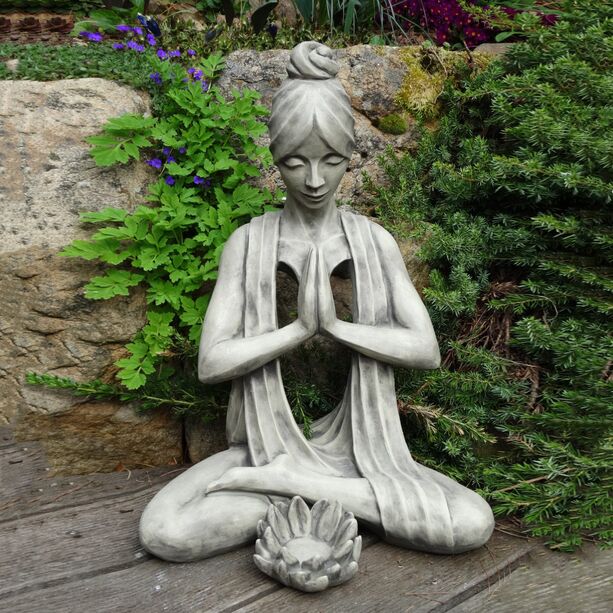 Steinguss Frauen Skulptur in sitzender Yoga Pose mit Lotusblume - Silea