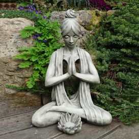 Steinguss Frauen Skulptur in sitzender Yoga Pose mit...
